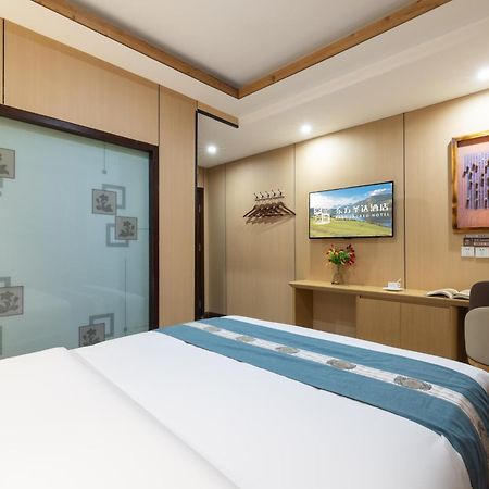 The East Hotel-Very Close To The Drum Tower,The Lama Temple,Houhai Bar Street,And The Forbidden City,There Are Many Old Beijing Traditional Hutongs Around The Hotel ,Experience The Culture Of Old Beijing Hutongs,Near Exit A Of Shichahai On Metro Line المظهر الخارجي الصورة