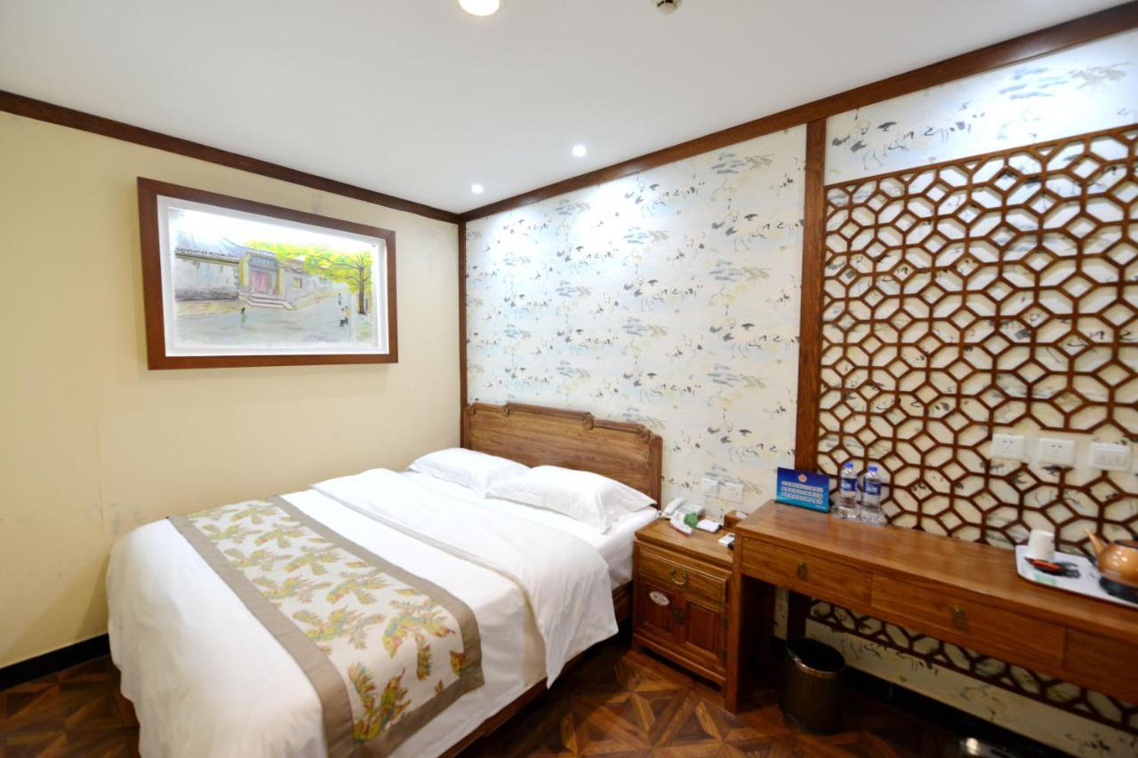 The East Hotel-Very Close To The Drum Tower,The Lama Temple,Houhai Bar Street,And The Forbidden City,There Are Many Old Beijing Traditional Hutongs Around The Hotel ,Experience The Culture Of Old Beijing Hutongs,Near Exit A Of Shichahai On Metro Line المظهر الخارجي الصورة