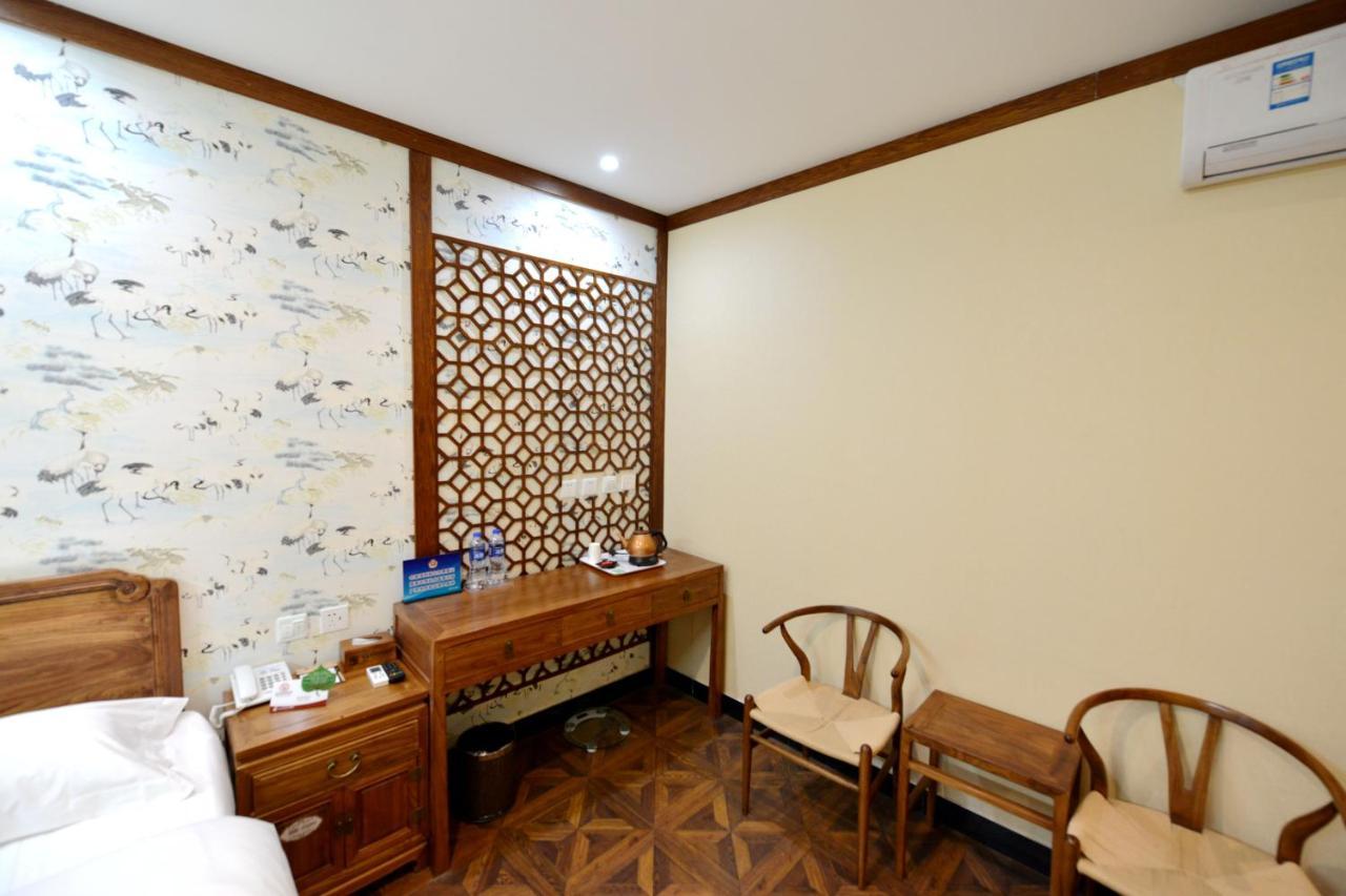 The East Hotel-Very Close To The Drum Tower,The Lama Temple,Houhai Bar Street,And The Forbidden City,There Are Many Old Beijing Traditional Hutongs Around The Hotel ,Experience The Culture Of Old Beijing Hutongs,Near Exit A Of Shichahai On Metro Line المظهر الخارجي الصورة