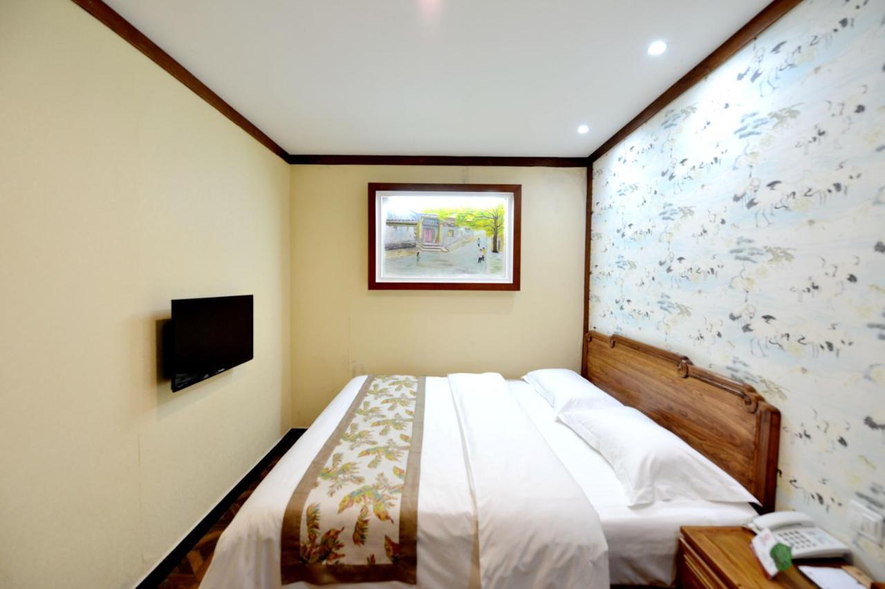 The East Hotel-Very Close To The Drum Tower,The Lama Temple,Houhai Bar Street,And The Forbidden City,There Are Many Old Beijing Traditional Hutongs Around The Hotel ,Experience The Culture Of Old Beijing Hutongs,Near Exit A Of Shichahai On Metro Line المظهر الخارجي الصورة