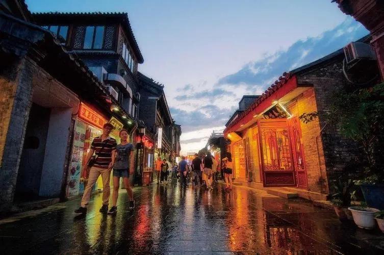 The East Hotel-Very Close To The Drum Tower,The Lama Temple,Houhai Bar Street,And The Forbidden City,There Are Many Old Beijing Traditional Hutongs Around The Hotel ,Experience The Culture Of Old Beijing Hutongs,Near Exit A Of Shichahai On Metro Line المظهر الخارجي الصورة