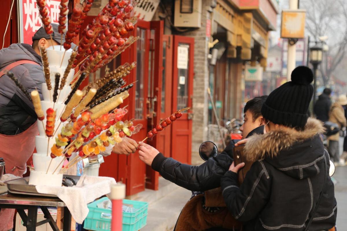 The East Hotel-Very Close To The Drum Tower,The Lama Temple,Houhai Bar Street,And The Forbidden City,There Are Many Old Beijing Traditional Hutongs Around The Hotel ,Experience The Culture Of Old Beijing Hutongs,Near Exit A Of Shichahai On Metro Line المظهر الخارجي الصورة