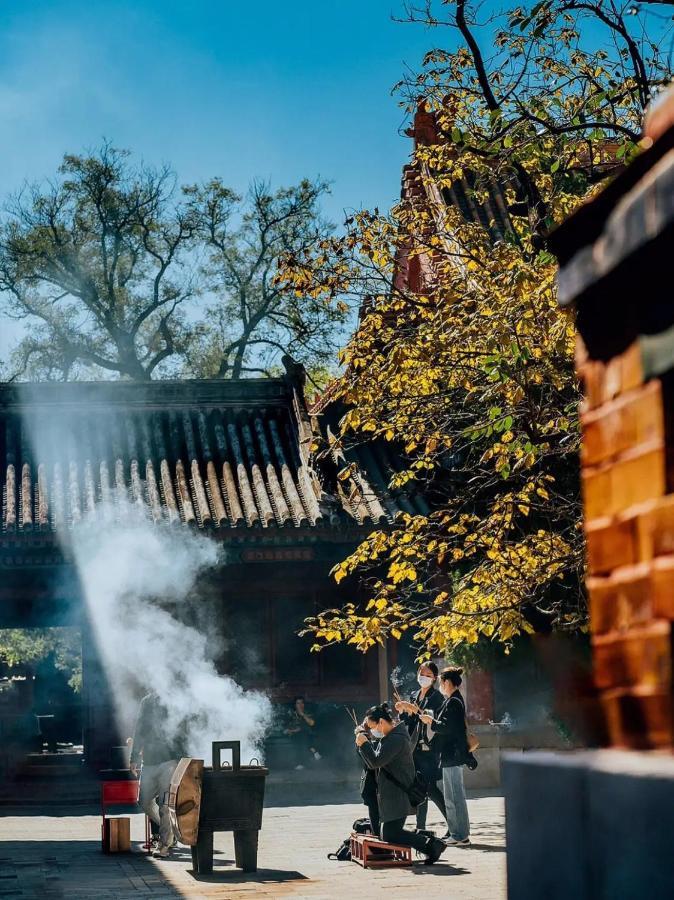 The East Hotel-Very Close To The Drum Tower,The Lama Temple,Houhai Bar Street,And The Forbidden City,There Are Many Old Beijing Traditional Hutongs Around The Hotel ,Experience The Culture Of Old Beijing Hutongs,Near Exit A Of Shichahai On Metro Line المظهر الخارجي الصورة