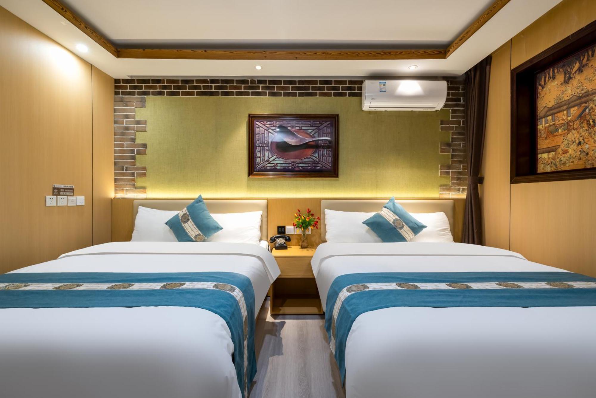The East Hotel-Very Close To The Drum Tower,The Lama Temple,Houhai Bar Street,And The Forbidden City,There Are Many Old Beijing Traditional Hutongs Around The Hotel ,Experience The Culture Of Old Beijing Hutongs,Near Exit A Of Shichahai On Metro Line المظهر الخارجي الصورة