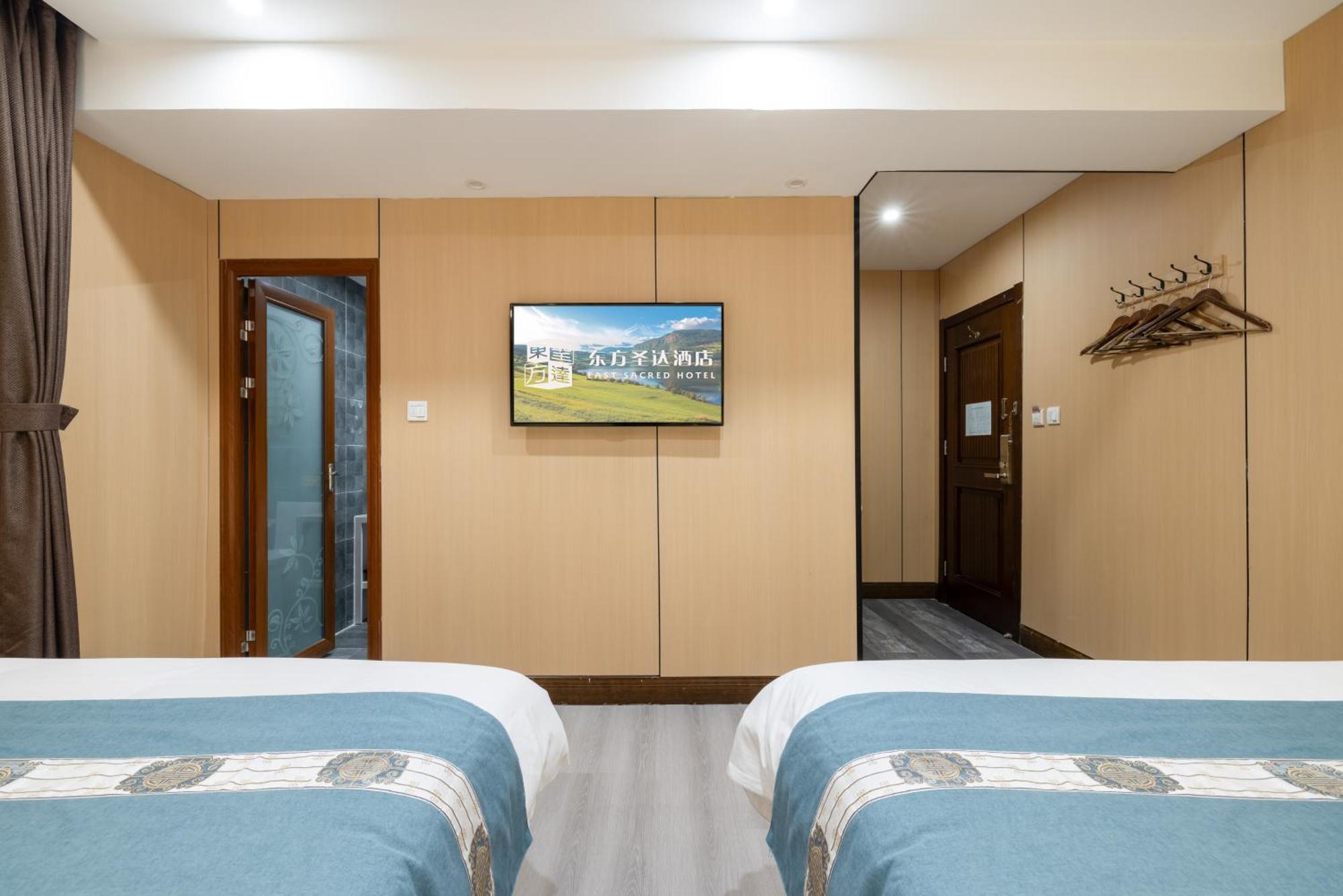 The East Hotel-Very Close To The Drum Tower,The Lama Temple,Houhai Bar Street,And The Forbidden City,There Are Many Old Beijing Traditional Hutongs Around The Hotel ,Experience The Culture Of Old Beijing Hutongs,Near Exit A Of Shichahai On Metro Line المظهر الخارجي الصورة