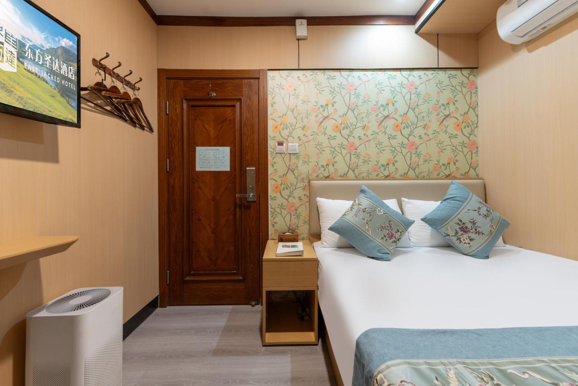 The East Hotel-Very Close To The Drum Tower,The Lama Temple,Houhai Bar Street,And The Forbidden City,There Are Many Old Beijing Traditional Hutongs Around The Hotel ,Experience The Culture Of Old Beijing Hutongs,Near Exit A Of Shichahai On Metro Line المظهر الخارجي الصورة