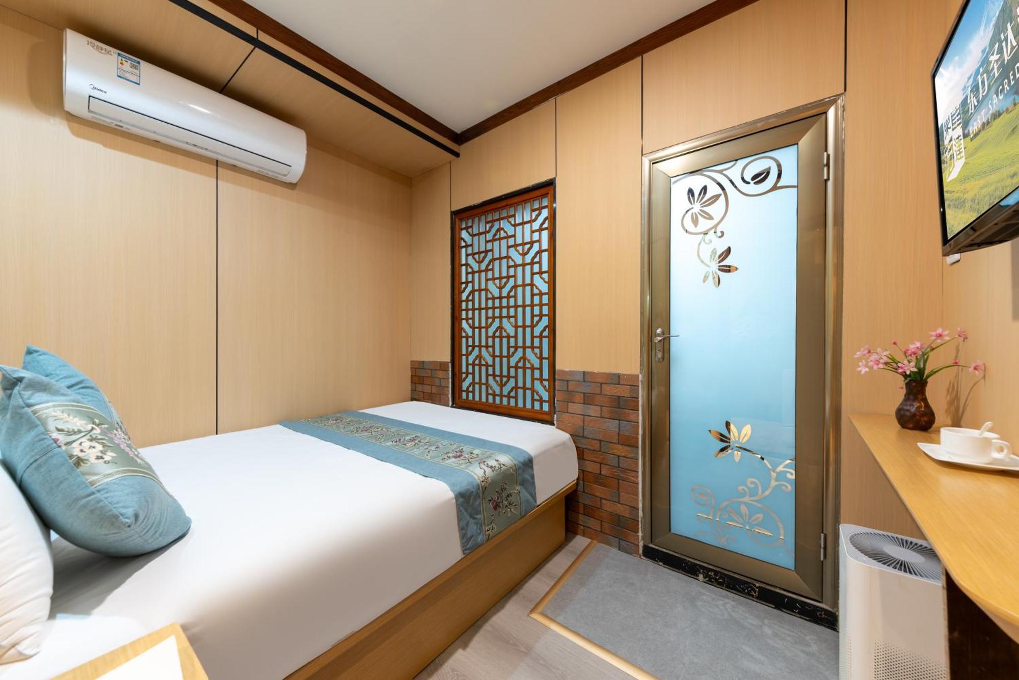 The East Hotel-Very Close To The Drum Tower,The Lama Temple,Houhai Bar Street,And The Forbidden City,There Are Many Old Beijing Traditional Hutongs Around The Hotel ,Experience The Culture Of Old Beijing Hutongs,Near Exit A Of Shichahai On Metro Line المظهر الخارجي الصورة