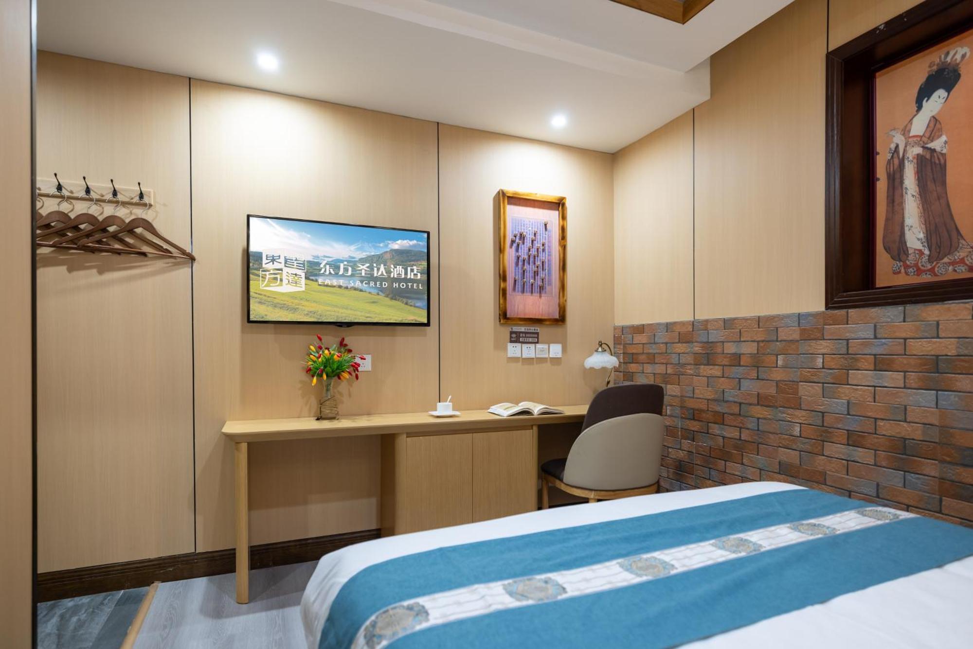 The East Hotel-Very Close To The Drum Tower,The Lama Temple,Houhai Bar Street,And The Forbidden City,There Are Many Old Beijing Traditional Hutongs Around The Hotel ,Experience The Culture Of Old Beijing Hutongs,Near Exit A Of Shichahai On Metro Line المظهر الخارجي الصورة
