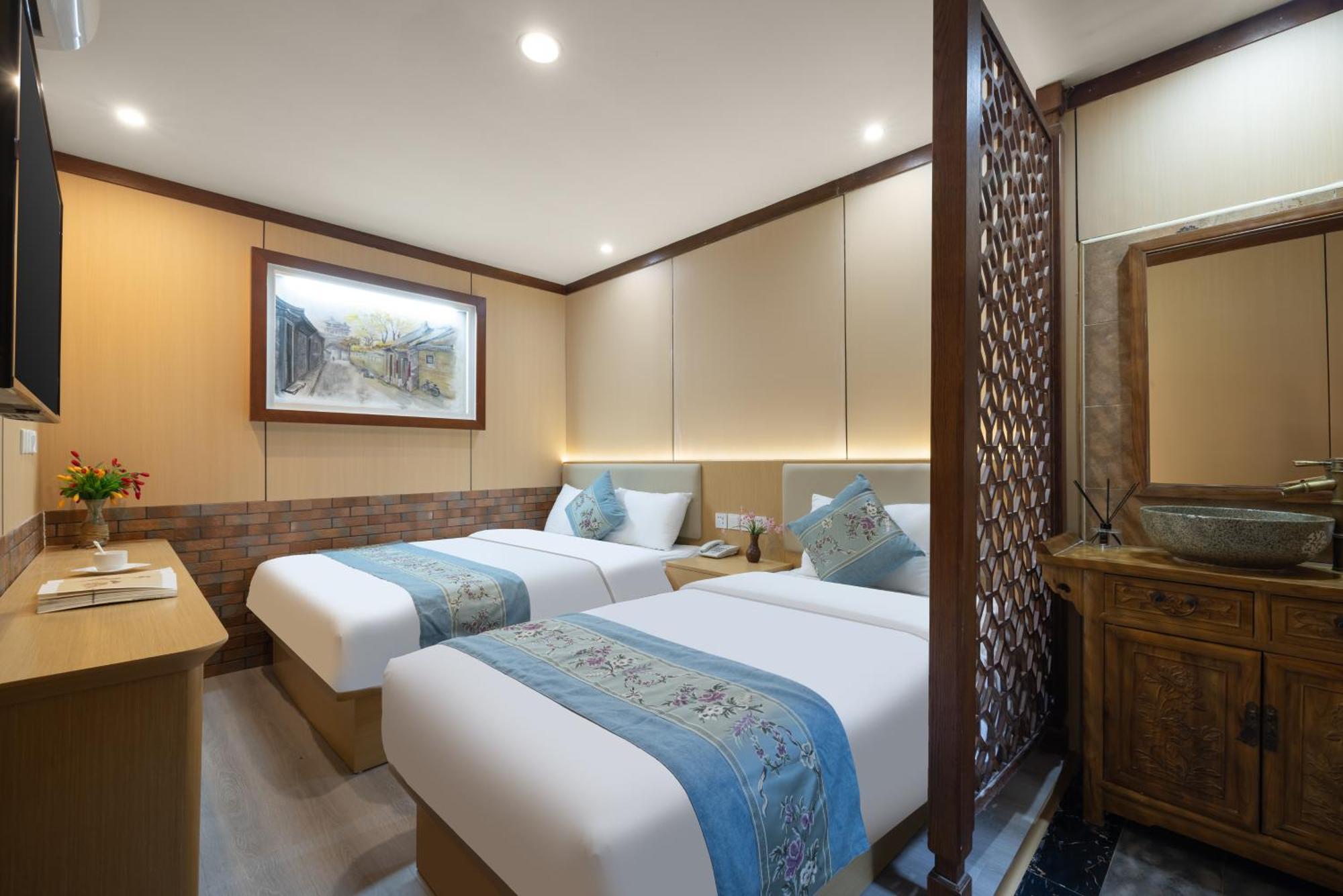 The East Hotel-Very Close To The Drum Tower,The Lama Temple,Houhai Bar Street,And The Forbidden City,There Are Many Old Beijing Traditional Hutongs Around The Hotel ,Experience The Culture Of Old Beijing Hutongs,Near Exit A Of Shichahai On Metro Line المظهر الخارجي الصورة