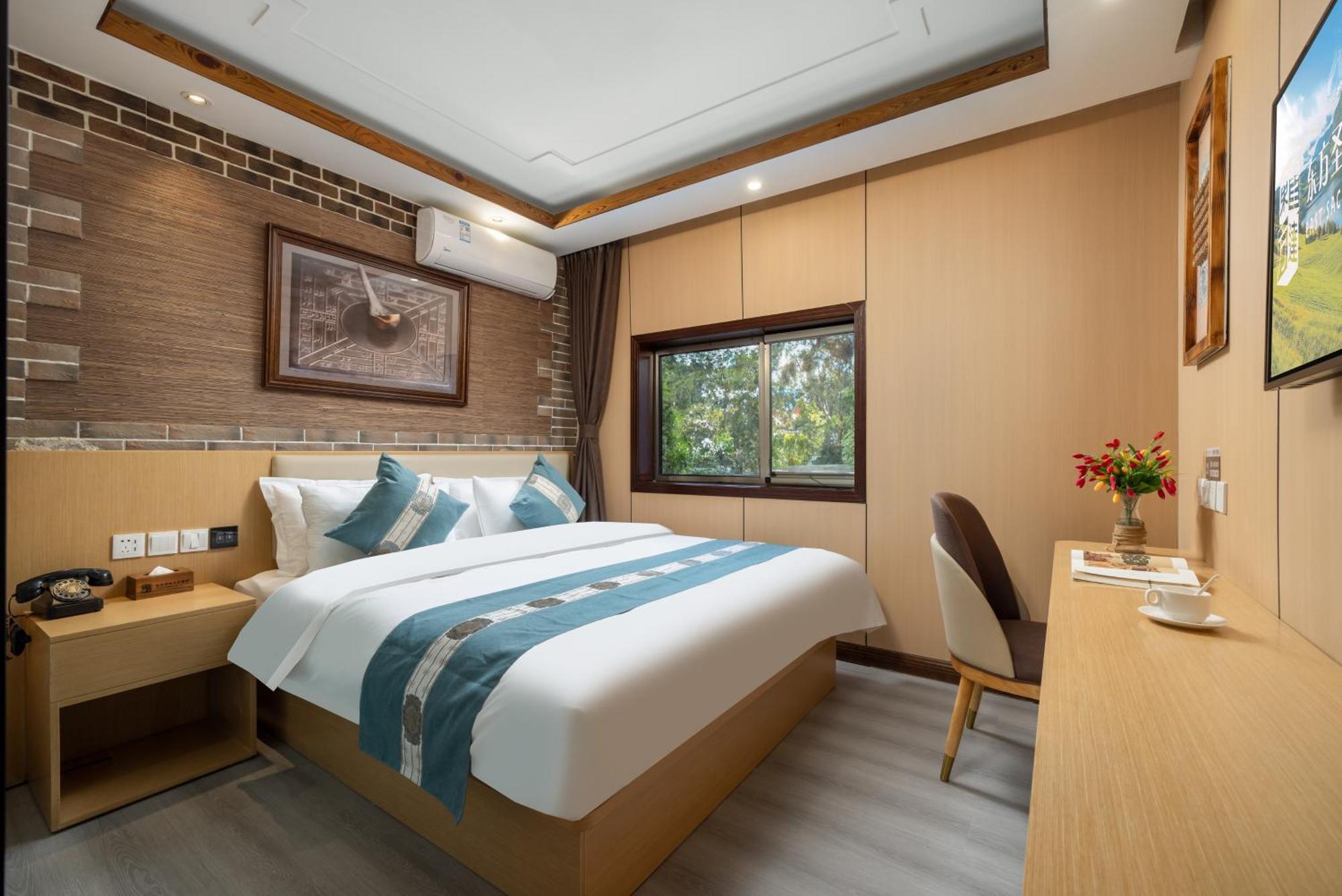 The East Hotel-Very Close To The Drum Tower,The Lama Temple,Houhai Bar Street,And The Forbidden City,There Are Many Old Beijing Traditional Hutongs Around The Hotel ,Experience The Culture Of Old Beijing Hutongs,Near Exit A Of Shichahai On Metro Line المظهر الخارجي الصورة