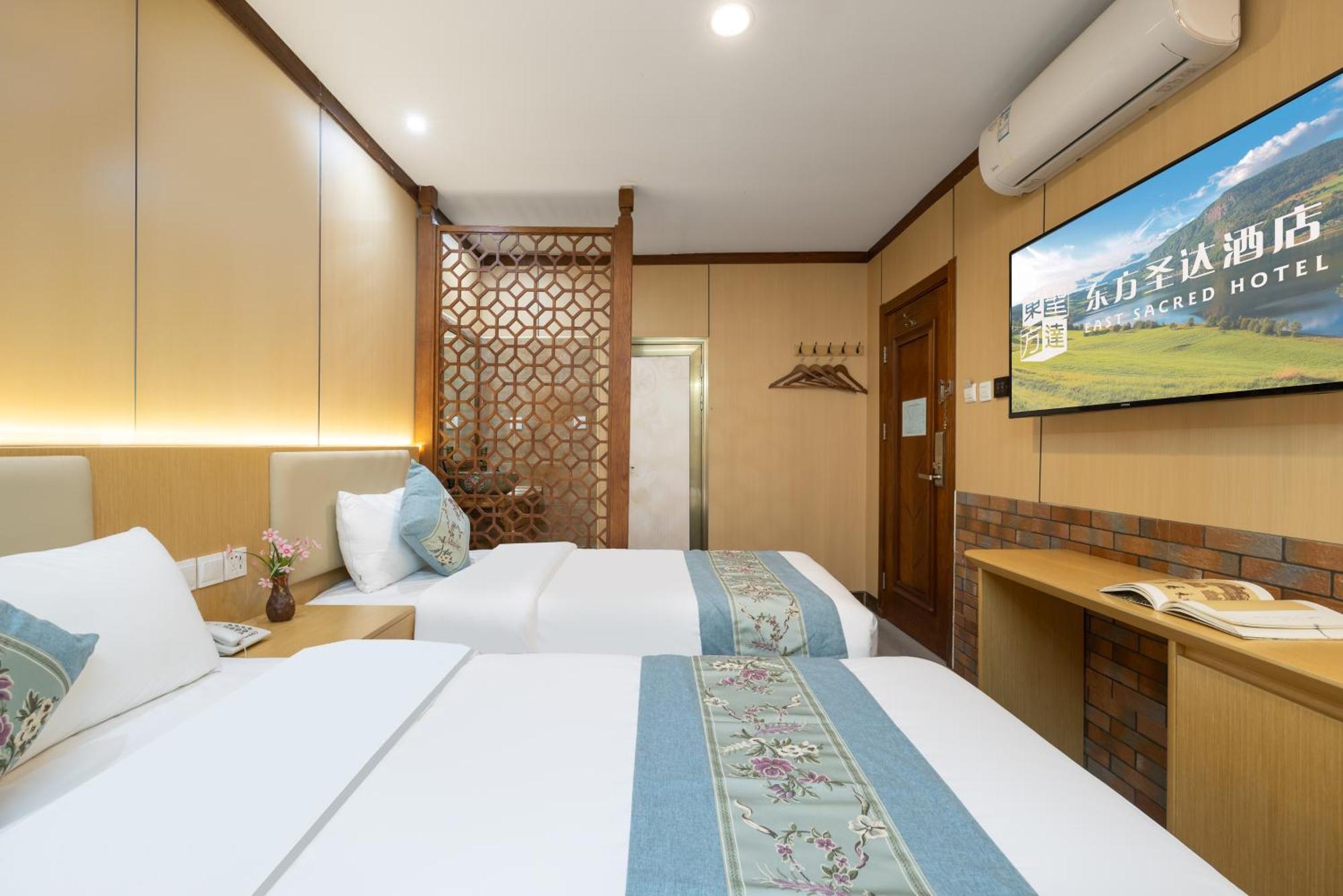 The East Hotel-Very Close To The Drum Tower,The Lama Temple,Houhai Bar Street,And The Forbidden City,There Are Many Old Beijing Traditional Hutongs Around The Hotel ,Experience The Culture Of Old Beijing Hutongs,Near Exit A Of Shichahai On Metro Line المظهر الخارجي الصورة