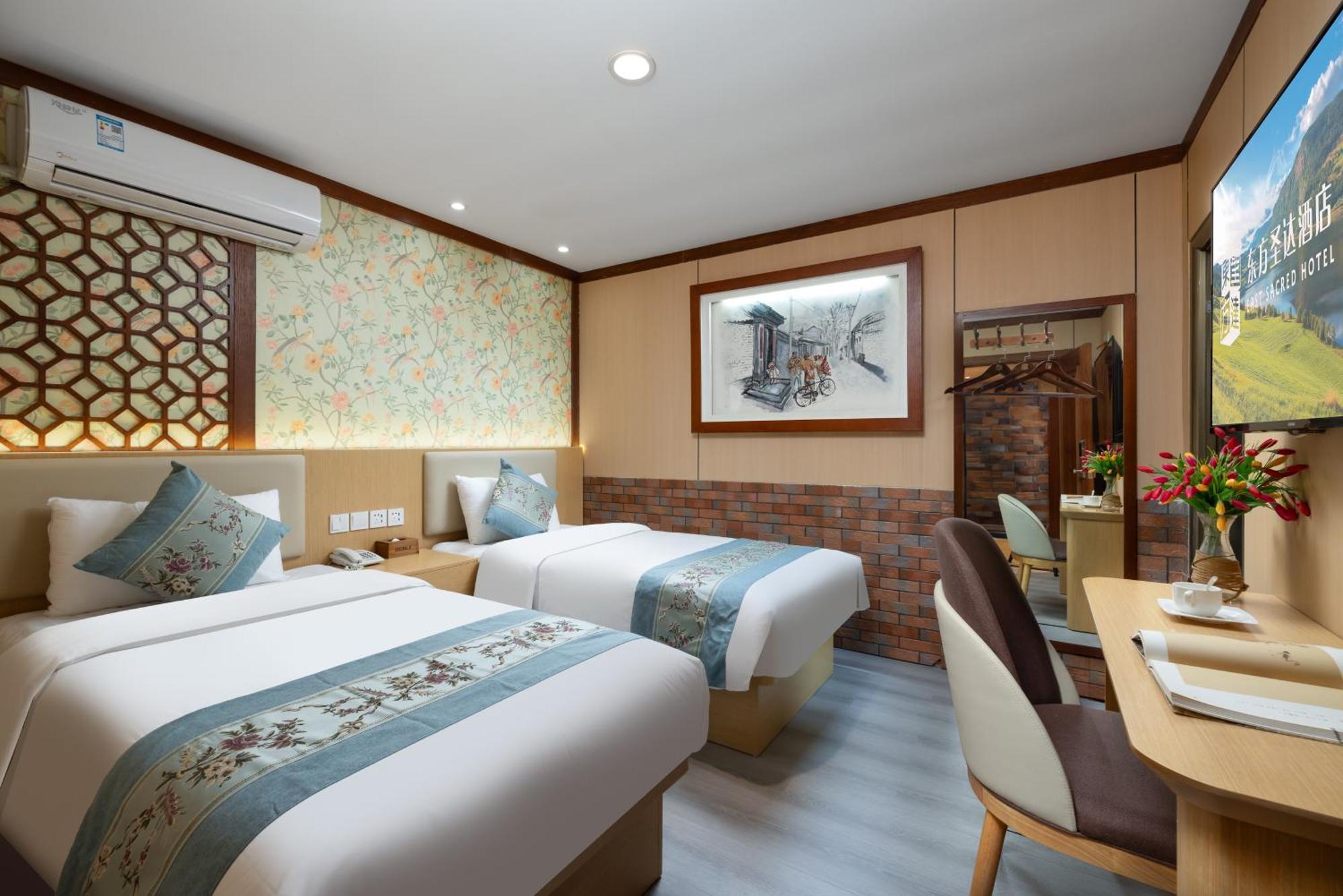 The East Hotel-Very Close To The Drum Tower,The Lama Temple,Houhai Bar Street,And The Forbidden City,There Are Many Old Beijing Traditional Hutongs Around The Hotel ,Experience The Culture Of Old Beijing Hutongs,Near Exit A Of Shichahai On Metro Line المظهر الخارجي الصورة