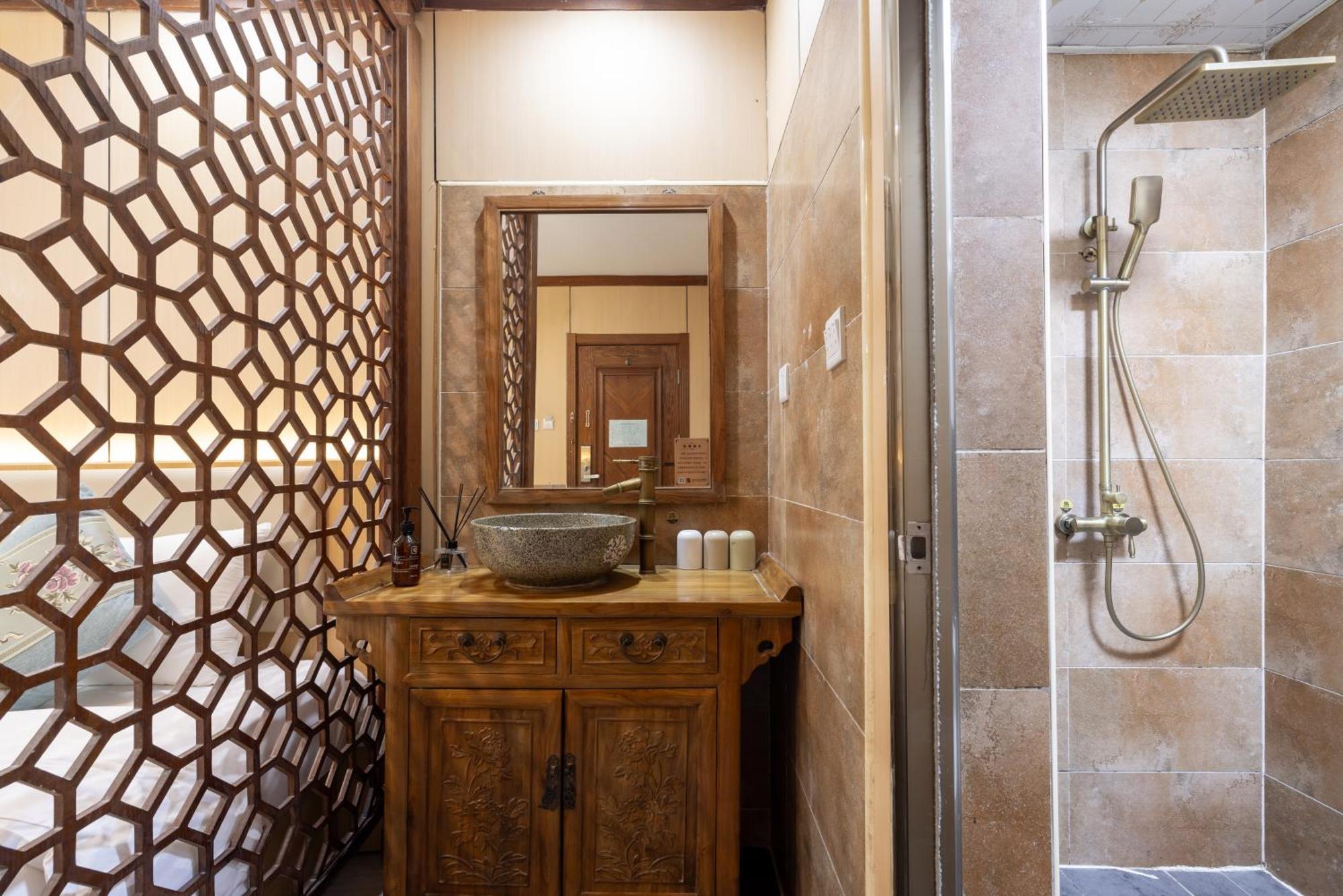 The East Hotel-Very Close To The Drum Tower,The Lama Temple,Houhai Bar Street,And The Forbidden City,There Are Many Old Beijing Traditional Hutongs Around The Hotel ,Experience The Culture Of Old Beijing Hutongs,Near Exit A Of Shichahai On Metro Line المظهر الخارجي الصورة