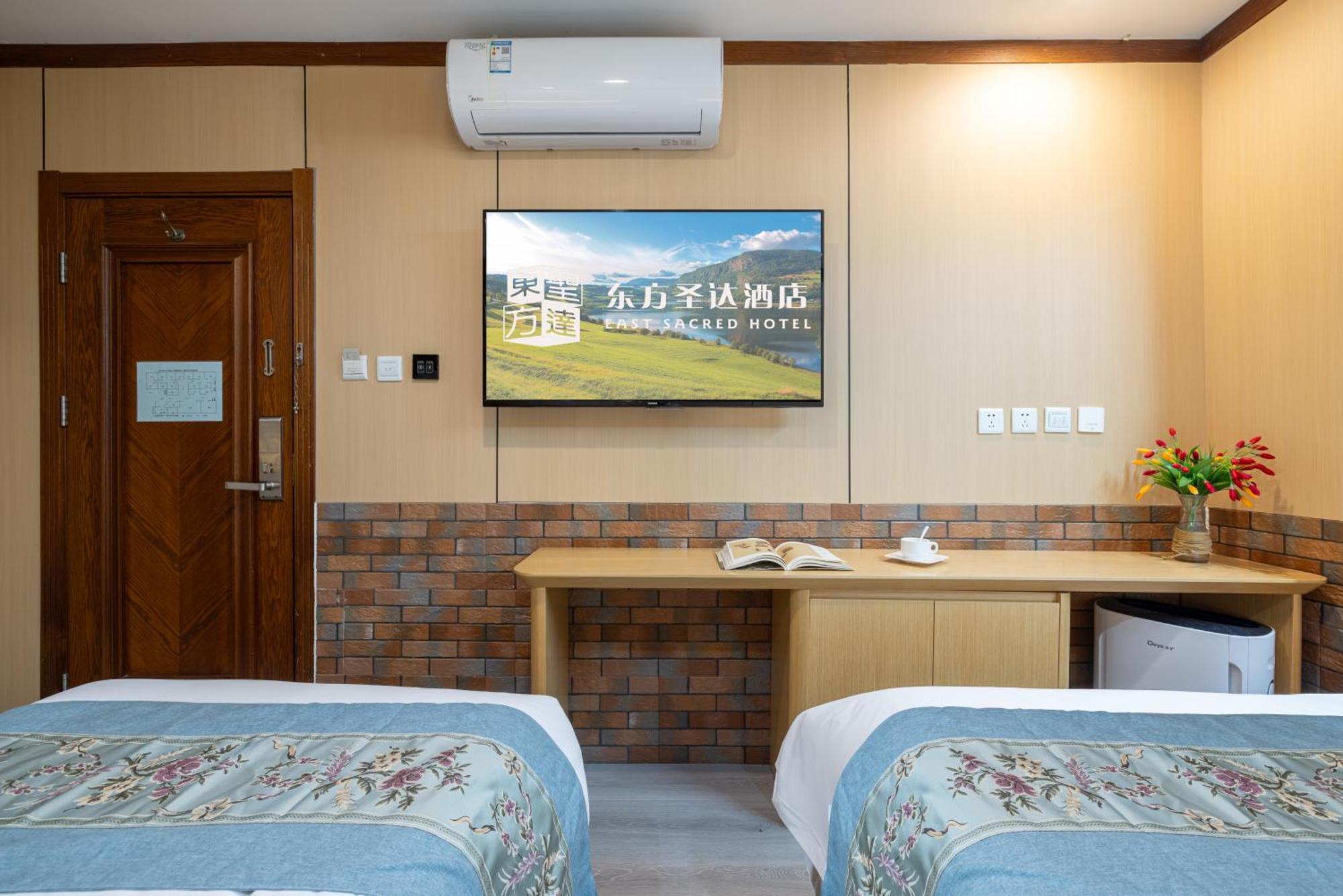The East Hotel-Very Close To The Drum Tower,The Lama Temple,Houhai Bar Street,And The Forbidden City,There Are Many Old Beijing Traditional Hutongs Around The Hotel ,Experience The Culture Of Old Beijing Hutongs,Near Exit A Of Shichahai On Metro Line المظهر الخارجي الصورة