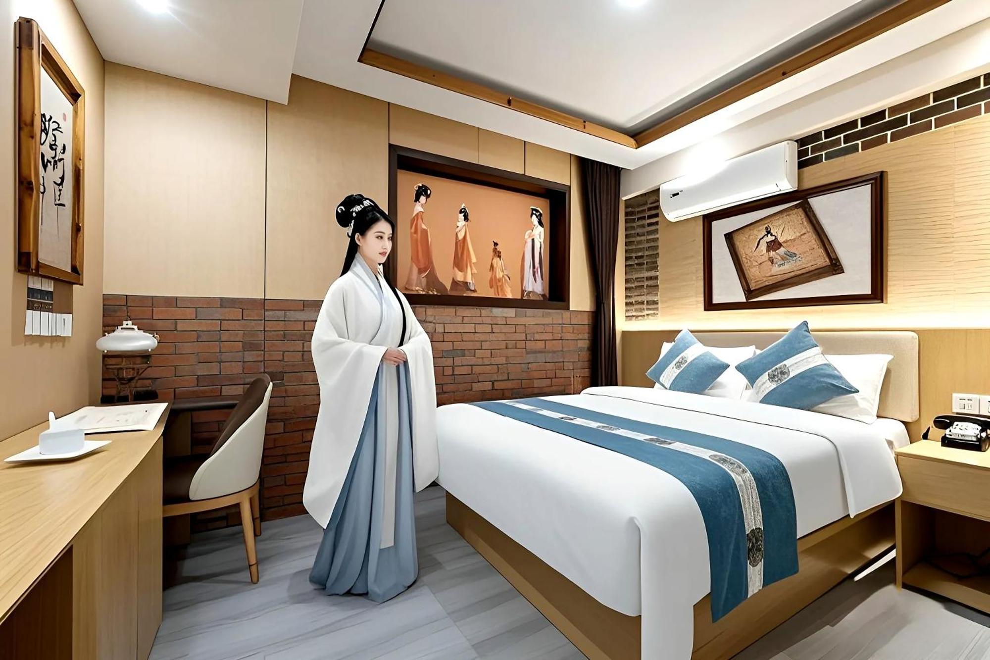 The East Hotel-Very Close To The Drum Tower,The Lama Temple,Houhai Bar Street,And The Forbidden City,There Are Many Old Beijing Traditional Hutongs Around The Hotel ,Experience The Culture Of Old Beijing Hutongs,Near Exit A Of Shichahai On Metro Line المظهر الخارجي الصورة